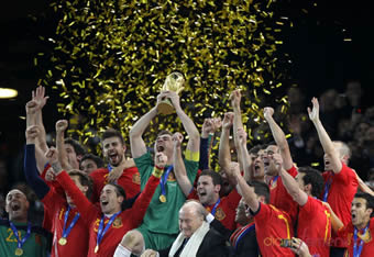 Casillas levanta la Copa del Mundo