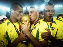 Ronaldo con la copa del Mundo