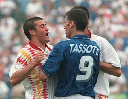 El codazo de Tassotti a Luis Enrique