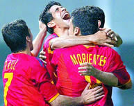 El equipo español celebra el gol de Valerón